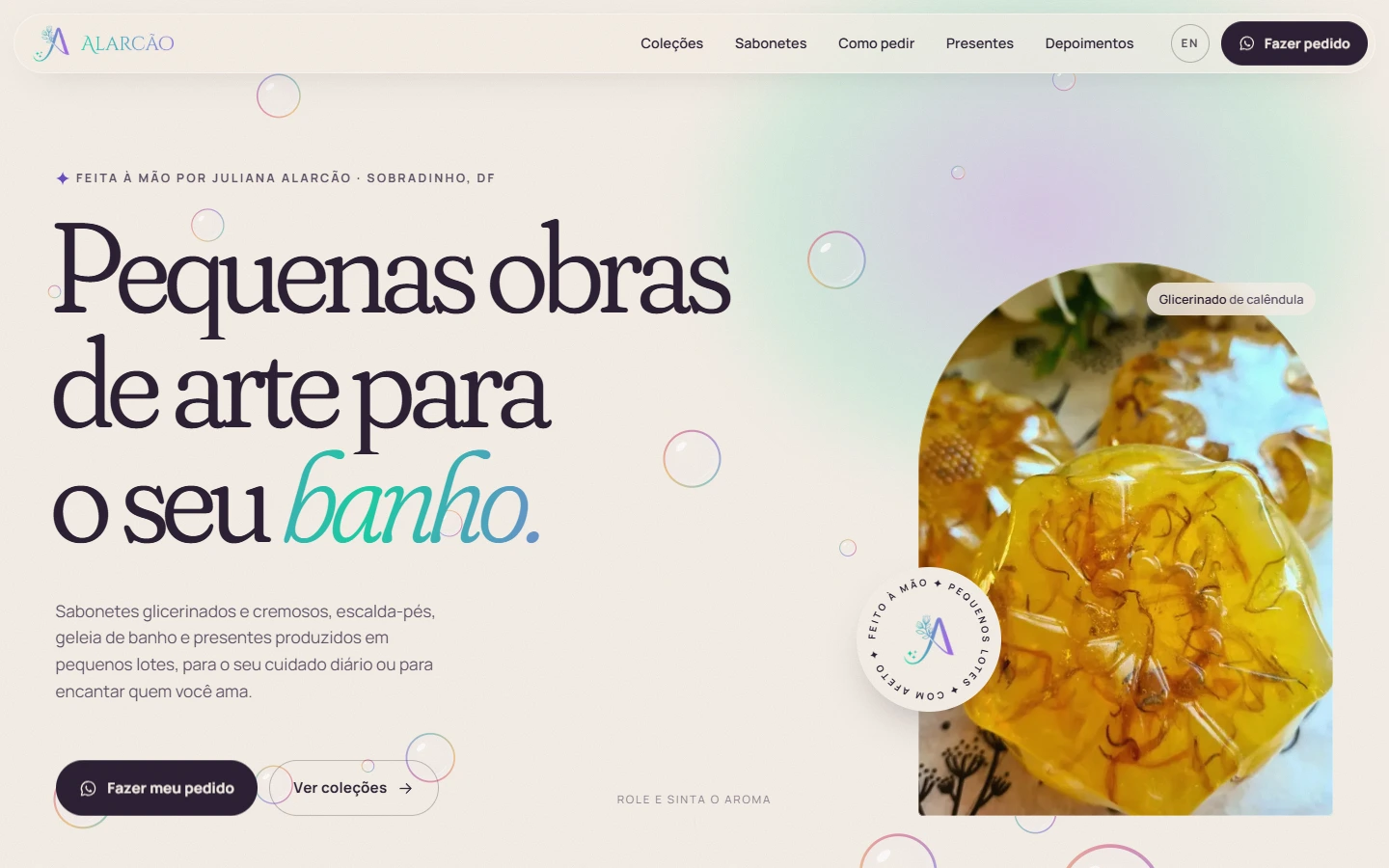 Site da Alarcão Saboaria Artesanal: primeira dobra com o título em serifa ao lado da foto em arco de um sabonete glicerinado de calêndula.