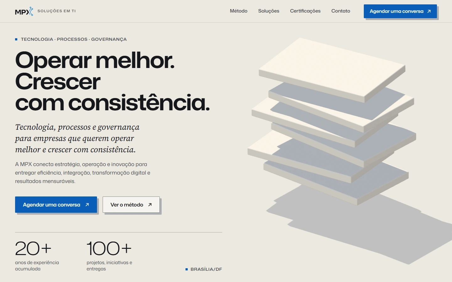 Site da MPX Soluções em TI: primeira dobra com o título ao lado de uma pilha de placas claras, levemente fora de esquadro.